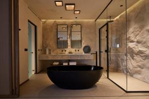 Koupelna v ubytování North Santorini - A Luxury Spa Hotel
