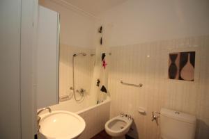 ルガノにあるLugano Terrazzoのバスルーム(トイレ、洗面台、シャワー付)