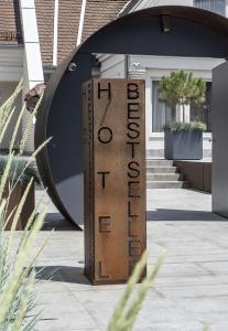 a sign that reads welcome to a house at Hotel Bestseller in Kecskem&eacute;t