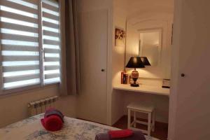 ein Schlafzimmer mit Bett, Schreibtisch und Fenster in der Unterkunft L'Appart de La Baule, piscines , proche mer. in La Baule + 9 Fotos