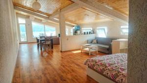 Zimmer mit einem Bett, einem Sofa und einem Tisch in der Unterkunft Lakeview-Estate ApartHotel in Staro Myasto