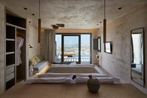 Postel nebo postele na pokoji v ubytování North Santorini - A Luxury Spa Hotel