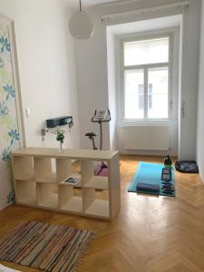uma sala de estar com uma secretária e uma janela em Sobieski Stefansdom Apartments em Viena