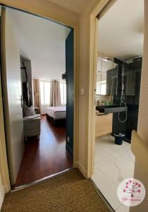 Elle offre une vue sur une chambre dotée d'un miroir et d'une salle de bains. dans l'établissement Le Gîte des Lumières, à Langres