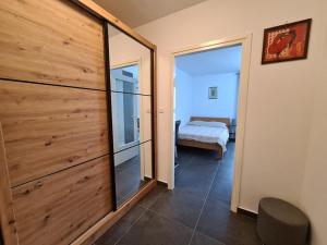 een kamer met een glazen schuifdeur met een spiegel bij Valkane beach studio apartment in Pula