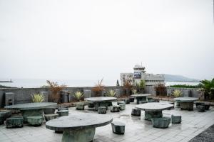un gruppo di tavoli da picnic su un patio di Ocean Hotel Hualien a Città di Hualien