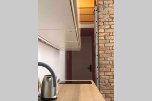 una cocina con fregadero y estufa horno superior en Flamingo apartment (FA), en Riga