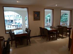 台北的住宿－美代溫泉飯店 ，用餐室设有桌椅和窗户。