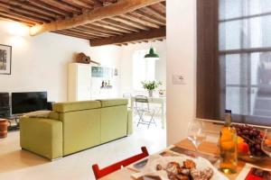 een woonkamer met een bank en een tafel met een bord eten bij Casa Amorino in Lucca