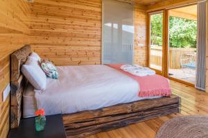 A bed or beds in a room at Cabanas de Canduas