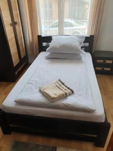 Ένα ή περισσότερα κρεβάτια σε δωμάτιο στο Apartament Florin
