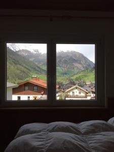 a bedroom window with a view of a mountain at Neu Renoviertes Ferienhaus Ahornli im Mölltal in Großkirchheim