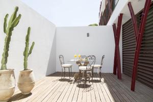 a patio with a table and chairs and a cactus at Apartamento Mestizo - Nogalera in Torremolinos
