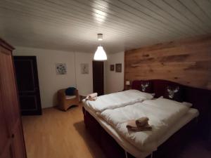 Neu Renoviertes Ferienhaus Ahornli im Mölltal 객실 침대