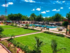 - une image de la piscine du complexe dans l'établissement Bravia Hotel Niamey, à Niamey