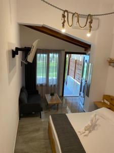 1 dormitorio con 1 cama y sala de estar en Pinelopi’s House, en Porto Koufo
