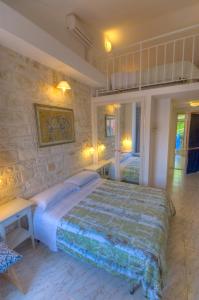 1 dormitorio con 1 cama grande en una habitación en Camere Da Aldo in centro Sirolo, en Sirolo