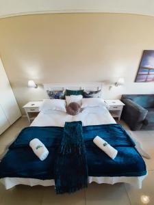 - une chambre avec un grand lit et 2 oreillers dans l'établissement Blue views at Brookes Hill Suites, à Port Elizabeth