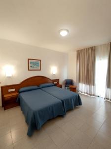 Un pat sau paturi într-o cameră la Hotel Marina Playa De Palma