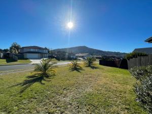 una vista de un patio con el sol en el cielo en Your Happy place-Quiet area & Spa pool, en Rotorua