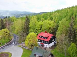 una vista aérea de una casa con techo rojo en Stokrotka Natura Tour, en Karpacz