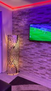 Televízia a/alebo spoločenská miestnosť v ubytovaní Timi wellness Apartman Siófok