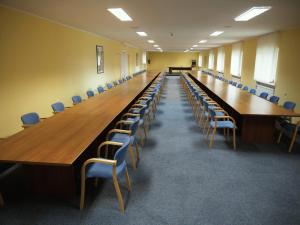 una gran sala de conferencias con una mesa larga y sillas en Stokrotka Natura Tour, en Karpacz