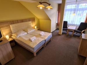 1 dormitorio con 1 cama con 2 almohadas en Stokrotka Natura Tour, en Karpacz