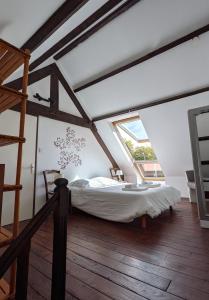1 dormitorio con 1 cama en el centro de una habitación en VIEUX PASSAGE, Maison avec cour privée à 150 m du PORT et de la PLAGE, en Plouhinec