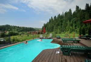 a large swimming pool with people in the water at Смарагдовий пагорб in Plavie