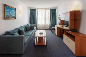TV a/nebo společenská místnost v ubytování Hotel Sirena Saturn All Inclusive