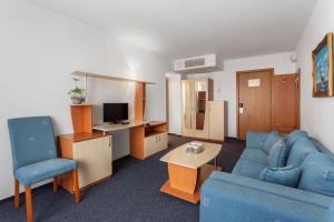TV a/nebo společenská místnost v ubytování Hotel Sirena Saturn All Inclusive