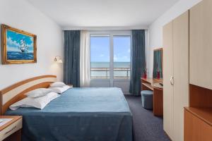 Postel nebo postele na pokoji v ubytování Hotel Sirena Saturn All Inclusive + 37 fotografií