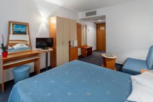 TV a/nebo společenská místnost v ubytování Hotel Sirena Saturn All Inclusive
