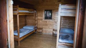 una camera con 2 letti a castello in una cabina di Camping Divoká Voda a Bratislava