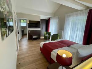 a hotel room with a bed and a table and chairs at Thalhauser Mühle Hotel-Restaurant in Thalhausen