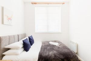 Llit o llits en una habitació de Beautiful Apartments with Free Secure Parking and Wifi in the Heart of JQ