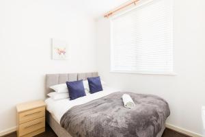 Llit o llits en una habitació de Beautiful Apartments with Free Secure Parking and Wifi in the Heart of JQ