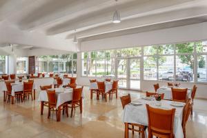 Restoran või mõni muu söögikoht majutusasutuses Hotel Siret Saturn