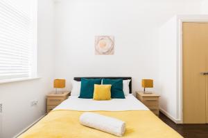 Llit o llits en una habitació de Beautiful Apartments with Free Secure Parking and Wifi in the Heart of JQ