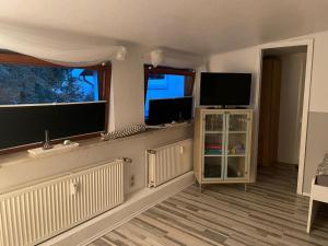 En tv och/eller ett underhållningssystem på Gästezimmer An der Krückau