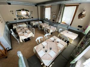 an overhead view of a restaurant with tables and chairs at Hotel Canterbury in Castello Tesino