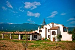 a white house with mountains in the background at La Prediletta Country House in Rapino