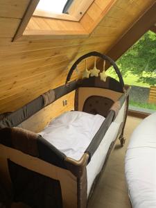 Bett in einem Zimmer mit Holzdecke in der Unterkunft Ferienhaus Jeschkenpanorama in Luftkurort Lückendorf