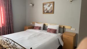 Кровать или кровати в номере Yeghevnut Hotel