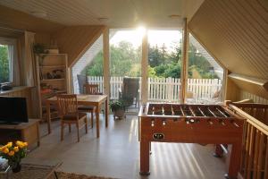 a large room with a table and a dining room at Ferienwohnung JohnnySue in Neu Darchau