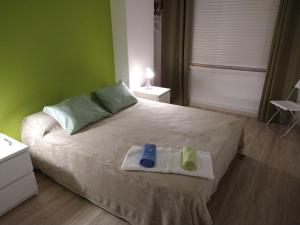 1 dormitorio con 1 cama con 2 toallas en PENSION132, en A Coruña