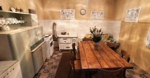 cocina con mesa de madera y fogones en Old house Djurovic, en Herceg-Novi