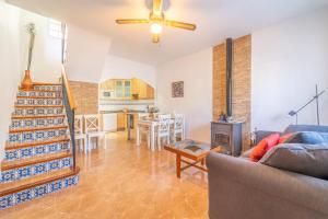 ein Wohnzimmer mit einem Sofa und einem Tisch in der Unterkunft Myflats Premium Gran Alacant in Gran Alacant
