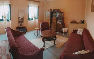 Sala de estar con 2 sofás y mesa en Old house Djurovic, en Herceg-Novi